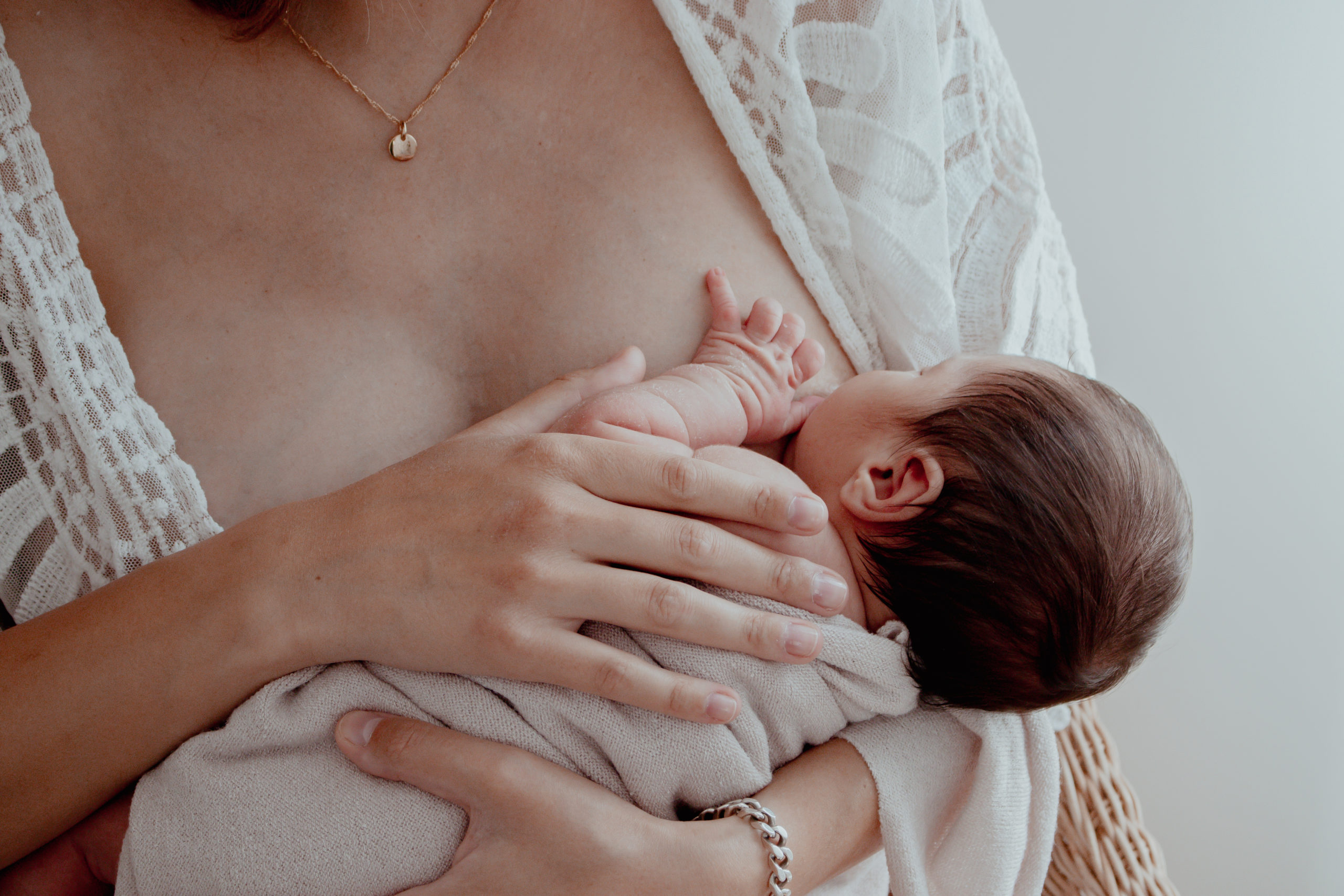 Manon Sincère Photographie Photographe Caen Normandie Grossesse Nouveau-nés Allaitement Famille Enfant maternité